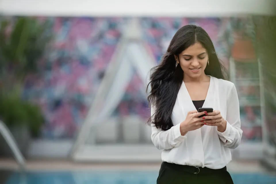 Mujer escribiendo mensajes en su celular