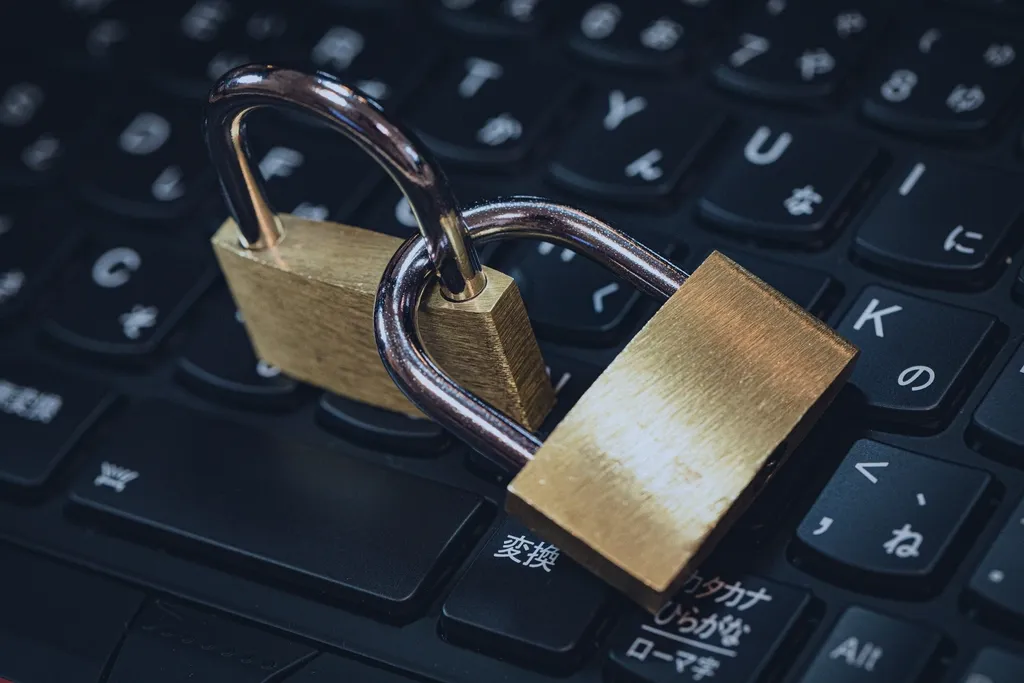 Candados sobre un teclado, símbolo de la seguridad de un sitio web