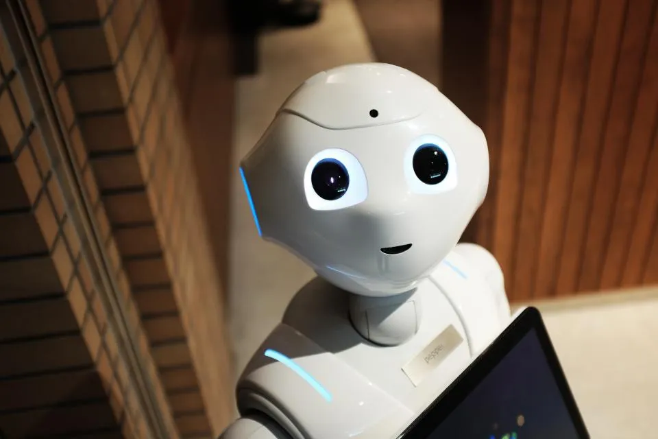 Robot humanoide con una tableta, símbolo de la inteligencia artificial
